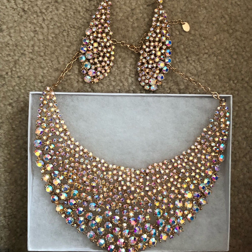 Earring and necklace set